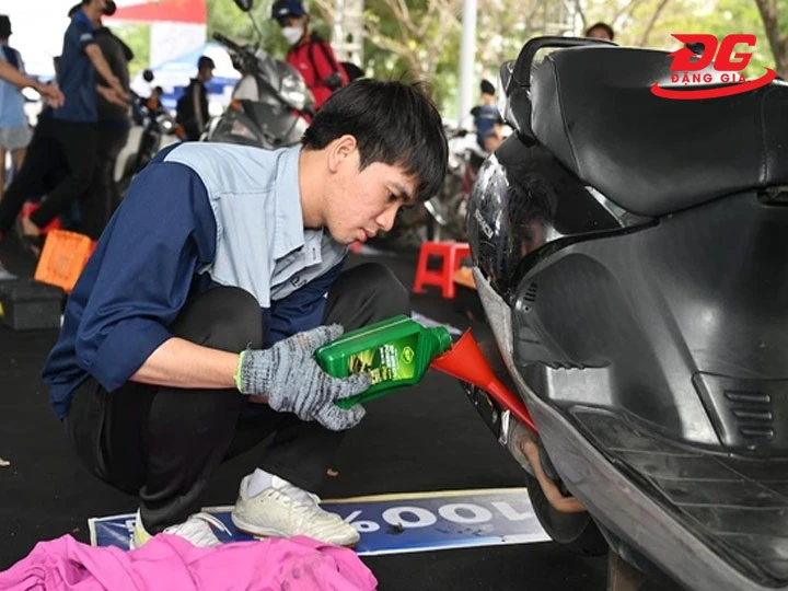 Rửa xe + Thay dầu, bảo dưỡng