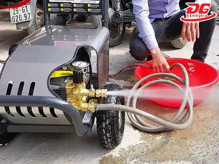 Xả hết nước trong máy và ống