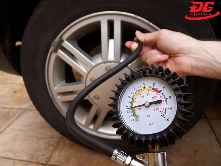 hỗ trợ bơm lốp xe hơi
