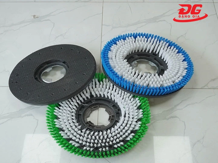 Lắp đặt bàn chải hoặc pad đánh bóng