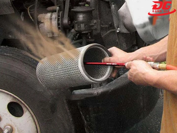 máy nén khí 10 lít hỗ trợ thổi bụi