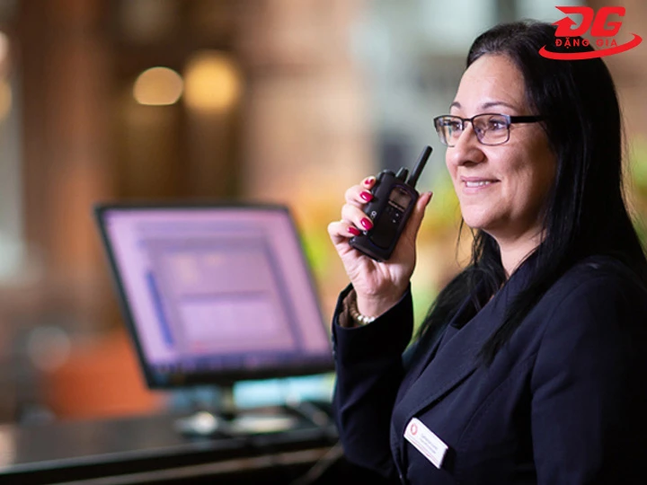 Bộ đàm khách sạn giảm tải cho lễ tân