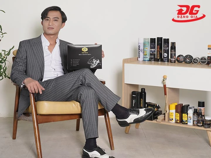 Mua xi đánh giày tại cửa hàng