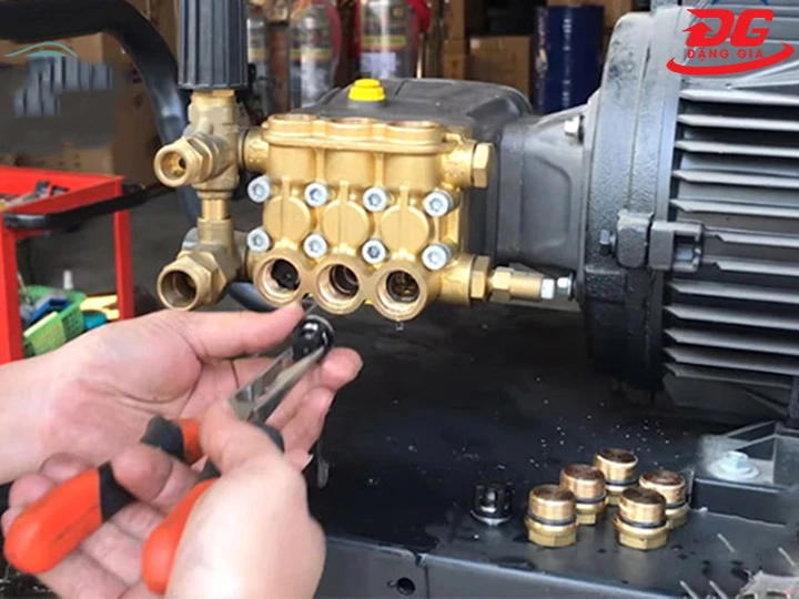 thay van 1 chiều máy rửa xe cao áp 