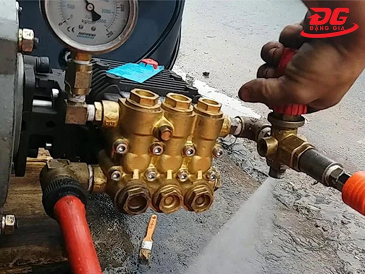 Dùng máy rửa xe 5000W