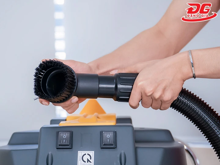 lắp đầu hút của máy hút bụi