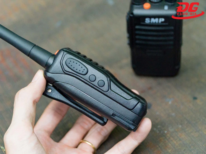 lắp kẹp đeo bộ đàm