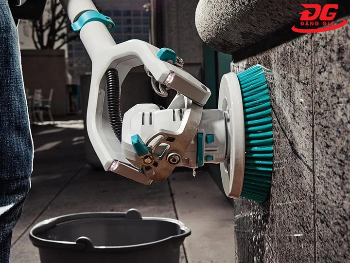 máy chà sàn Makita len lỏi vào từng ngóc ngách