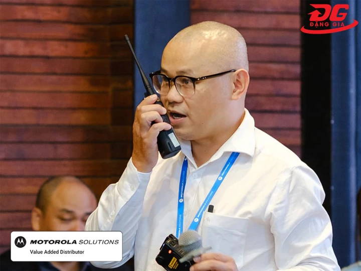 nhấn nút PTT để đàm thoại