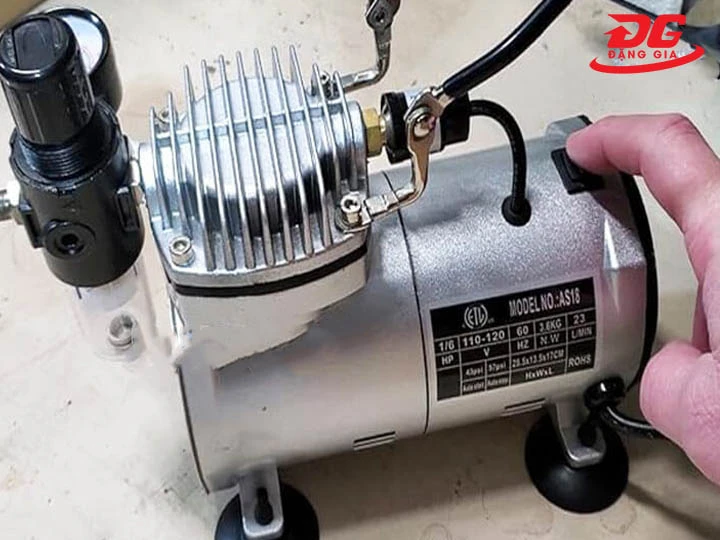 sử dụng máy nén khí mini Airbrush