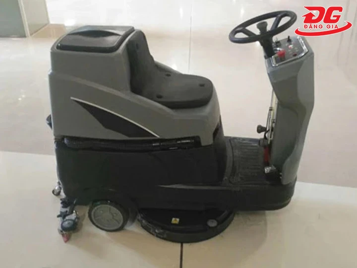 Máy chà sàn ngồi lái Kumisai KMS-60 nhỏ gọn