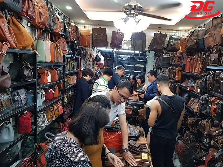 mua ở cửa hàng bán đồ da