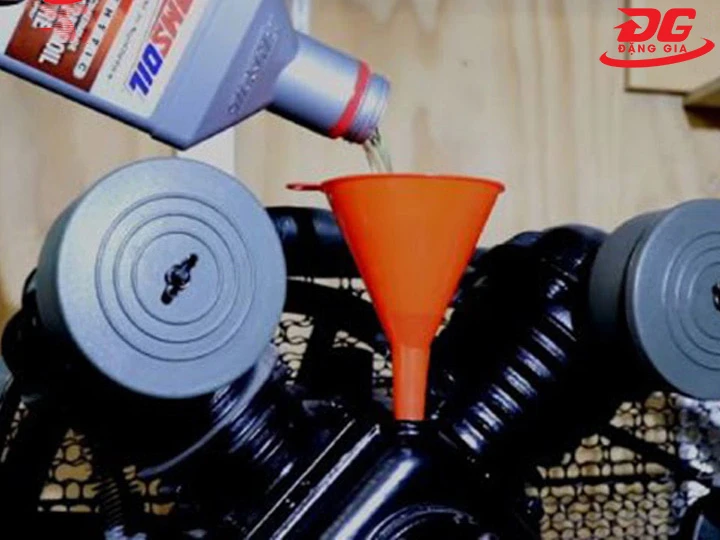 thêm dầu vào máy nén khí