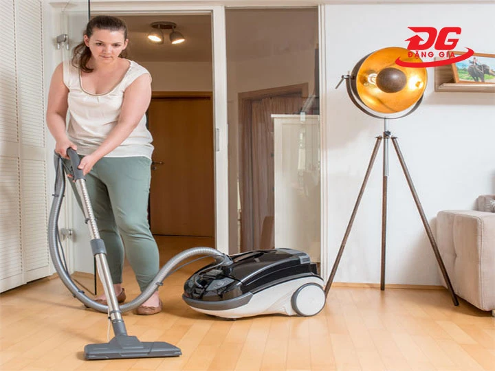 Hút theo hướng từ xa đến gần, không đi ngược lại lớp bụi vừa hút