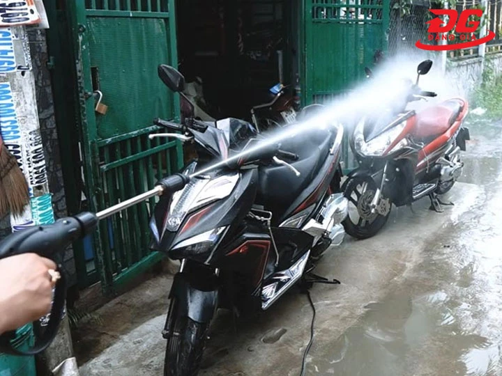 Máy rửa xe tự hút nước xịt mạnh mẽ