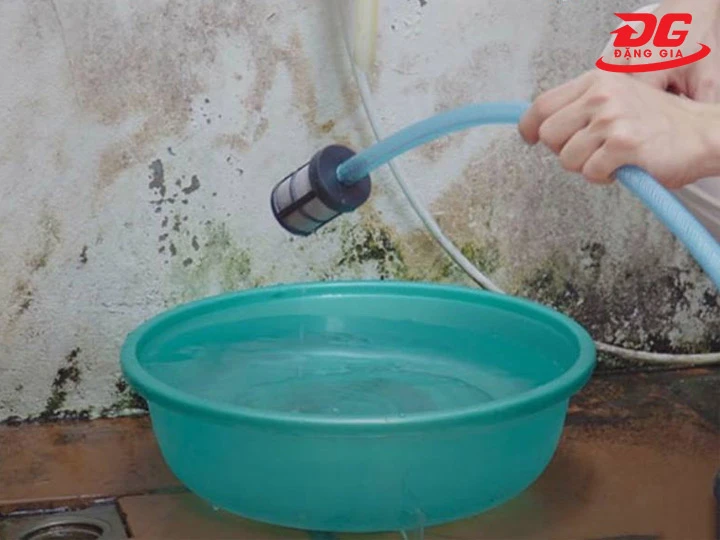 Máy rửa xe tự hút nước ở chậu