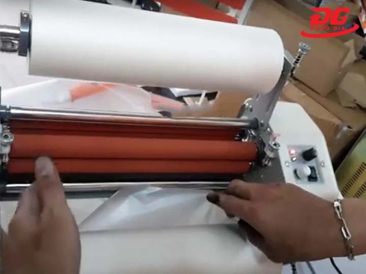 sử dụng máy cán màng 1 cuộn