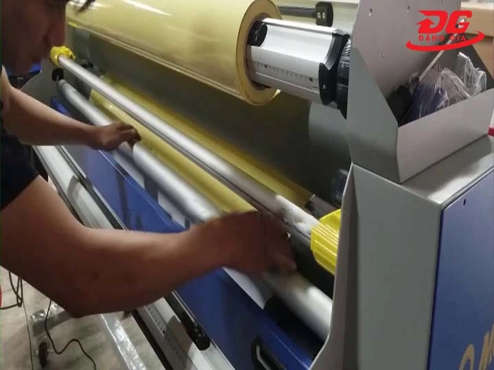 sử dụng máy cán màng 2 cuộn