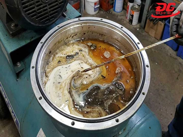 dầu máy bị pha tạp