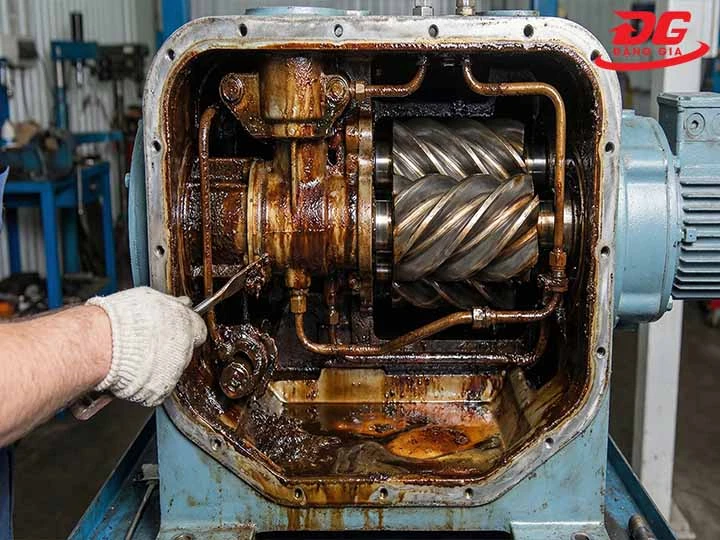 Nguyên nhân máy nén khí bị keo dầu