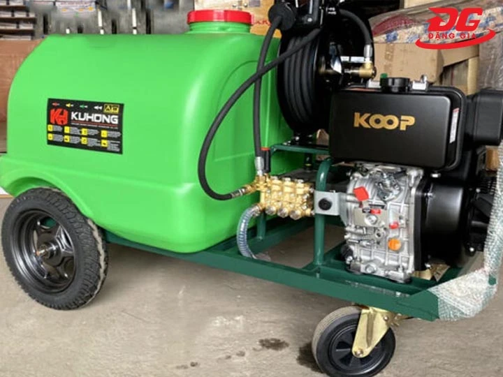 Máy rửa xe Lucky chạy dầu