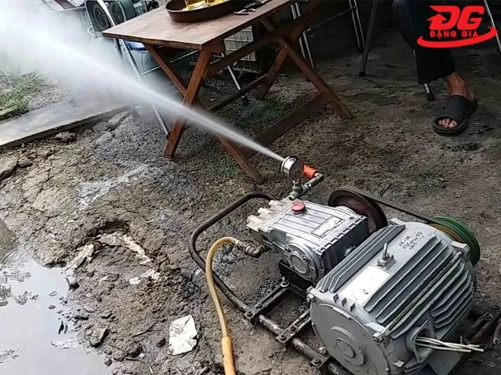 Máy rửa xe đầu rời làm sạch ổn