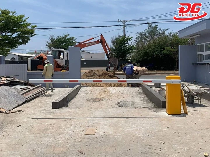 Barie công trường dạng cần thẳng tự động