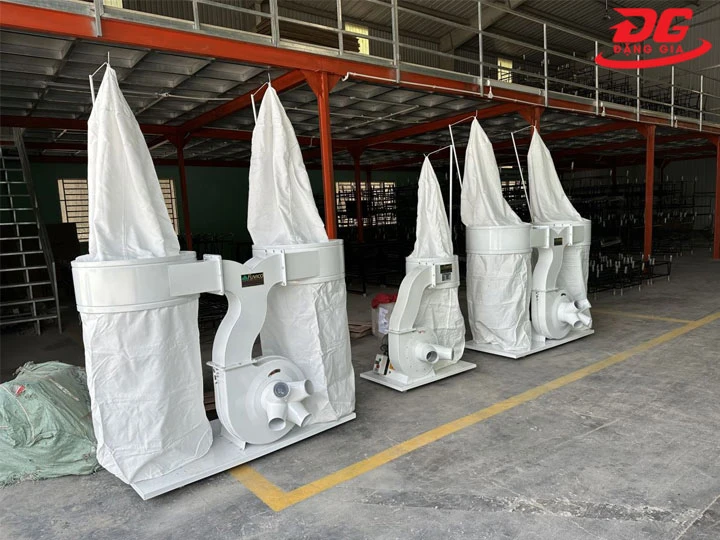 giá tiền máy hút bụi 4 túi vải