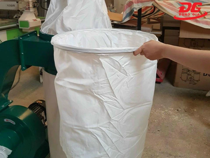 Vệ Sinh Túi Lọc Định Kỳ cho máy hút bụi 4 túi vải