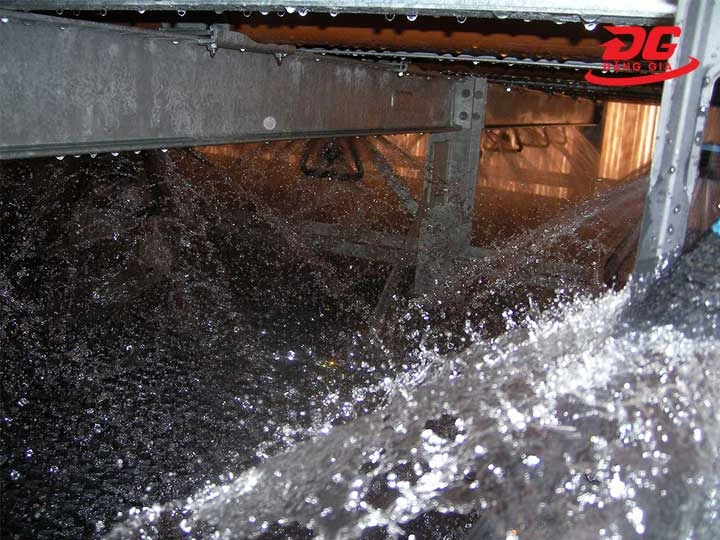 Lưu lượng nước trong tháp giảm so với thiết kế