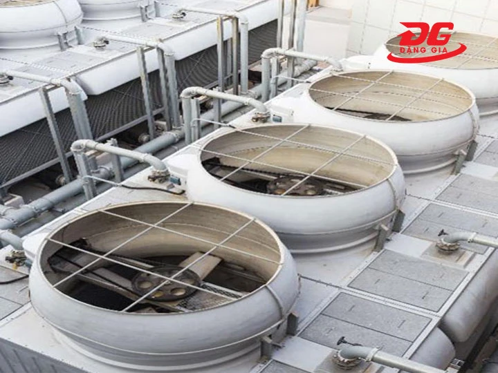 Tháp giải nhiệt tròn đang hoạt động quá tải