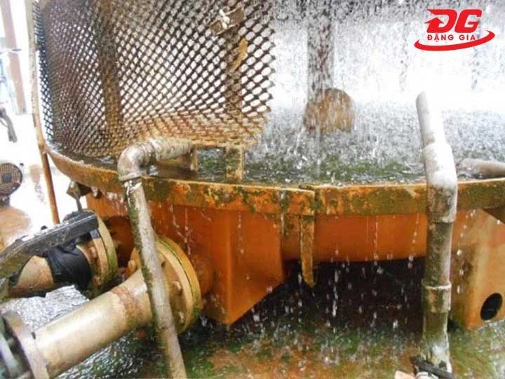 Tháp giải nhiệt tròn bị đóng nhiều cặn bẩn