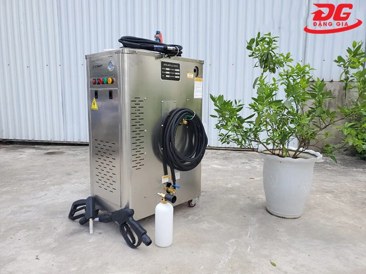 máy rửa xe nước nóng