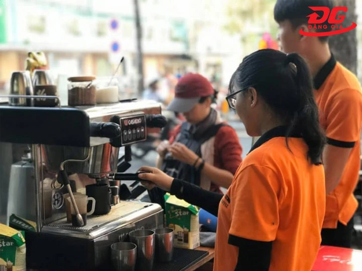 Nhân viên cafe rửa xe