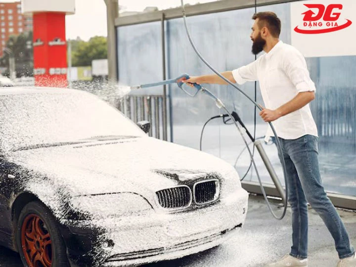 Tiệm rửa xe 24H Car - E giá rửa xe đắt không