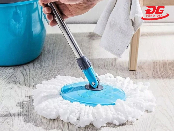 Lắp tấm lau vào bàn lau