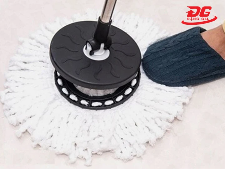 Tách tấm lau khỏi bàn lau