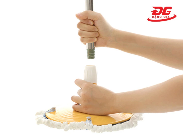 tháo bàn lau khỏi cây lau