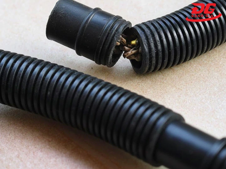 Dây xả nước máy hút bụi bị đứt