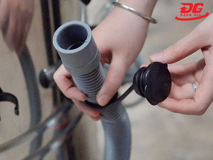 Mở nắp dây xả nước máy hút bụi