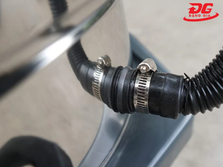 Dây xả nước máy hút bụi khóa chặt