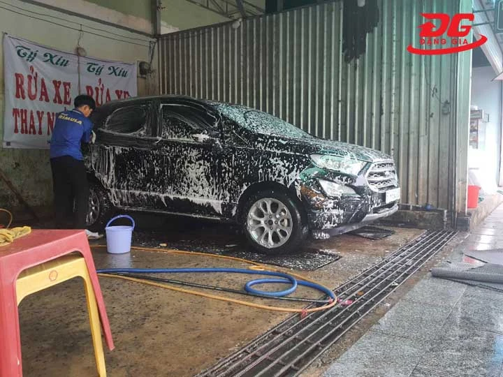 Tiệm rửa xe Tí Xíu