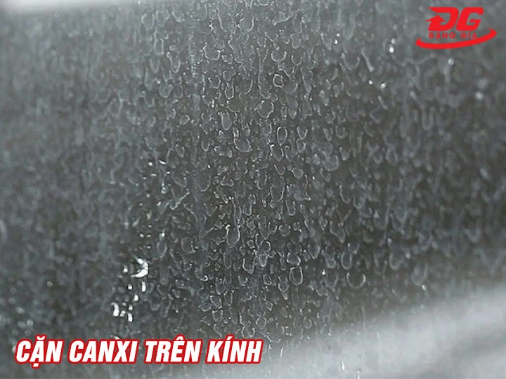 Tẩy cặn canxi trên kính 