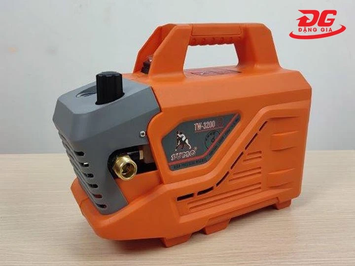 Máy rửa xe Sumo: Xịt khỏe, Cấp nước đều, Chạy êm, Cơ động