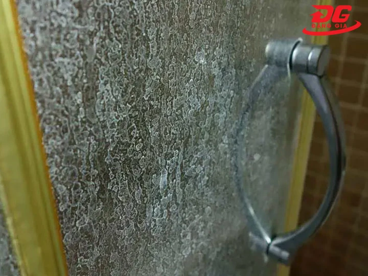 Tẩy cặn canxi trên kính mờ