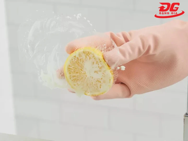 Tẩy cặn canxi trên kính bằng muối chanh