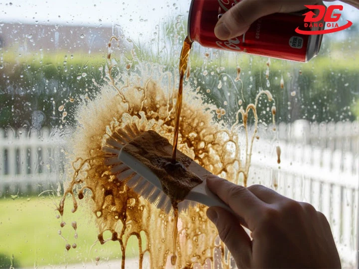 Tẩy cặn canxi kính bằng Coca cola