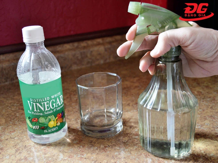Tẩy cặn canxi trên kính bằng giấm ăn