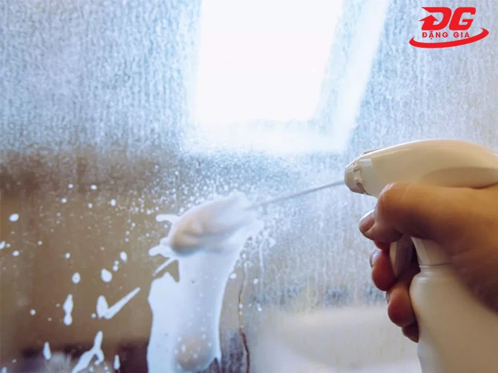Tẩy cặn canxi trên kính bằng hóa chất