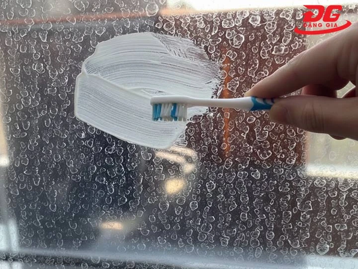 Tẩy cặn canxi trên kính bằng kem đánh răng